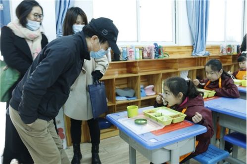 珠海市教育局來鄭州市實(shí)驗(yàn)小學(xué)觀摩午餐供餐工作